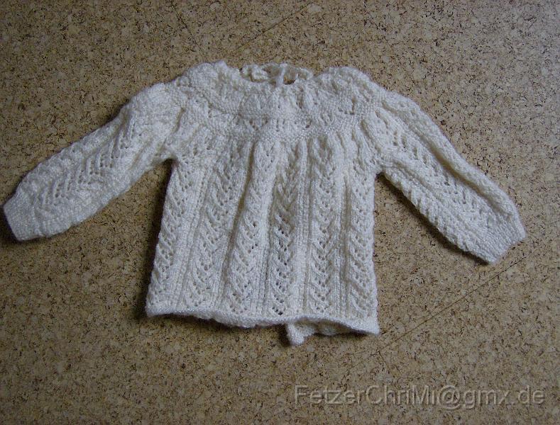 Babyjacke.JPG - Altmodisches Babyjäckchen mit Lochmuster