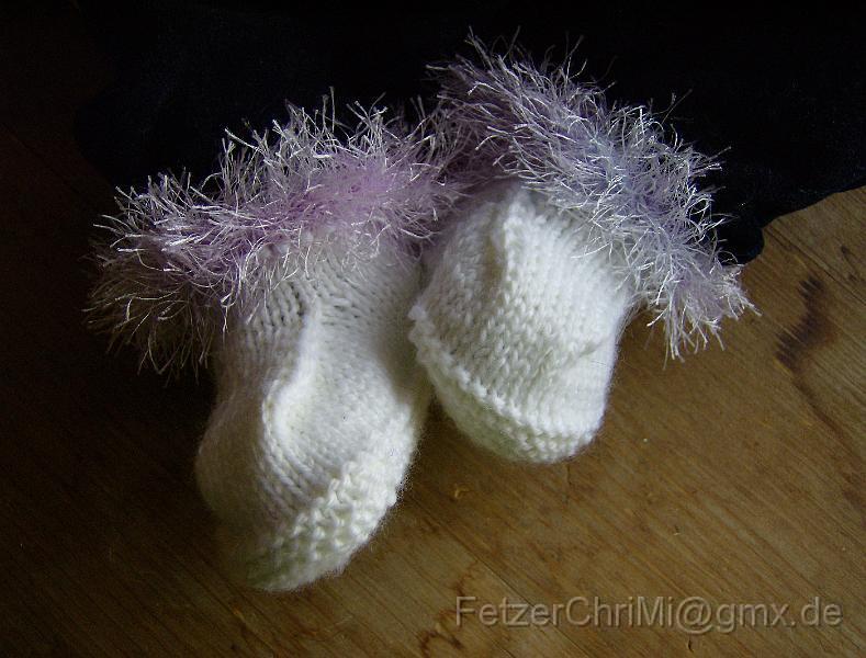 Babyschuhe.JPG - Kleine Strickübung: Babyschühchen aus dicker Wolle mit Puschelrand