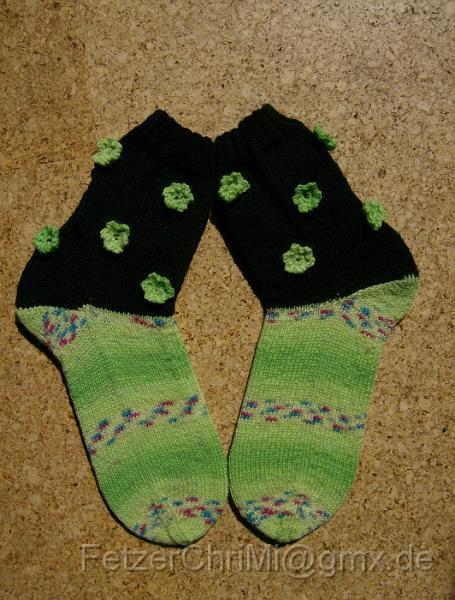 Flowerpower.JPG - Flower-Power-Socken mit Häkelblümchen, selbe Wolle, Gr. 38/39, Hybridferse und Bandspitze