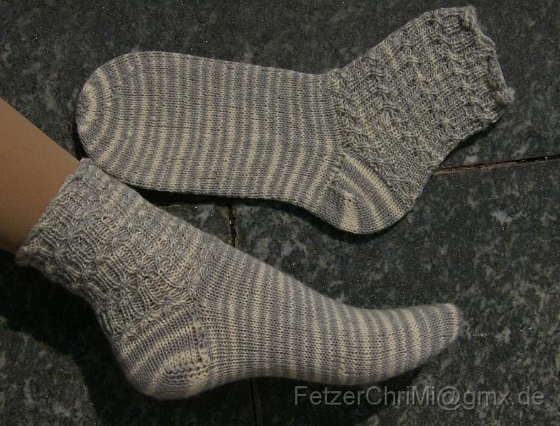 GenialerZopf.JPG - Zopfmustersocken  Gr. 38Regia Splendid ColorDrehbündchen (mach ich bestimmt nicht wieder), verkuerzte Propellerspitze und Käppchenferse 