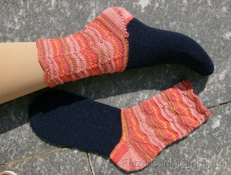 Wellen.JPG - Restesocken im Wellenmuster. Gr 38Wolle Buttinette Dublin Orange und irgendwas blauesBumerangferse und Blümchenspitze 